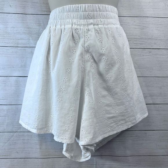 Hollister Pants - NWT Hollister Ultra High Rise Eyelet Soft Shorts Side Pockets Fully Lined 💗